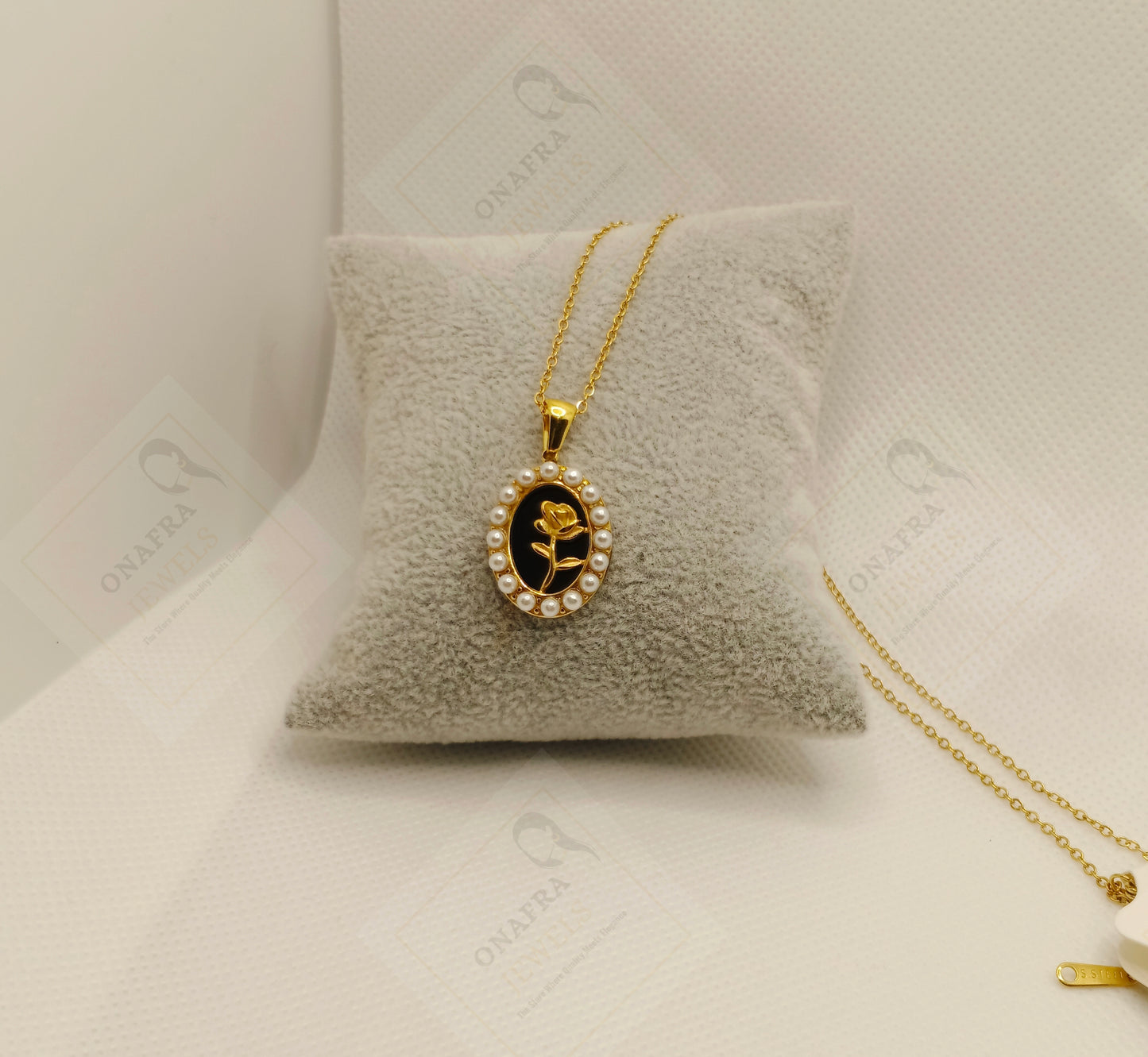 Black Pendant Flower Necklace