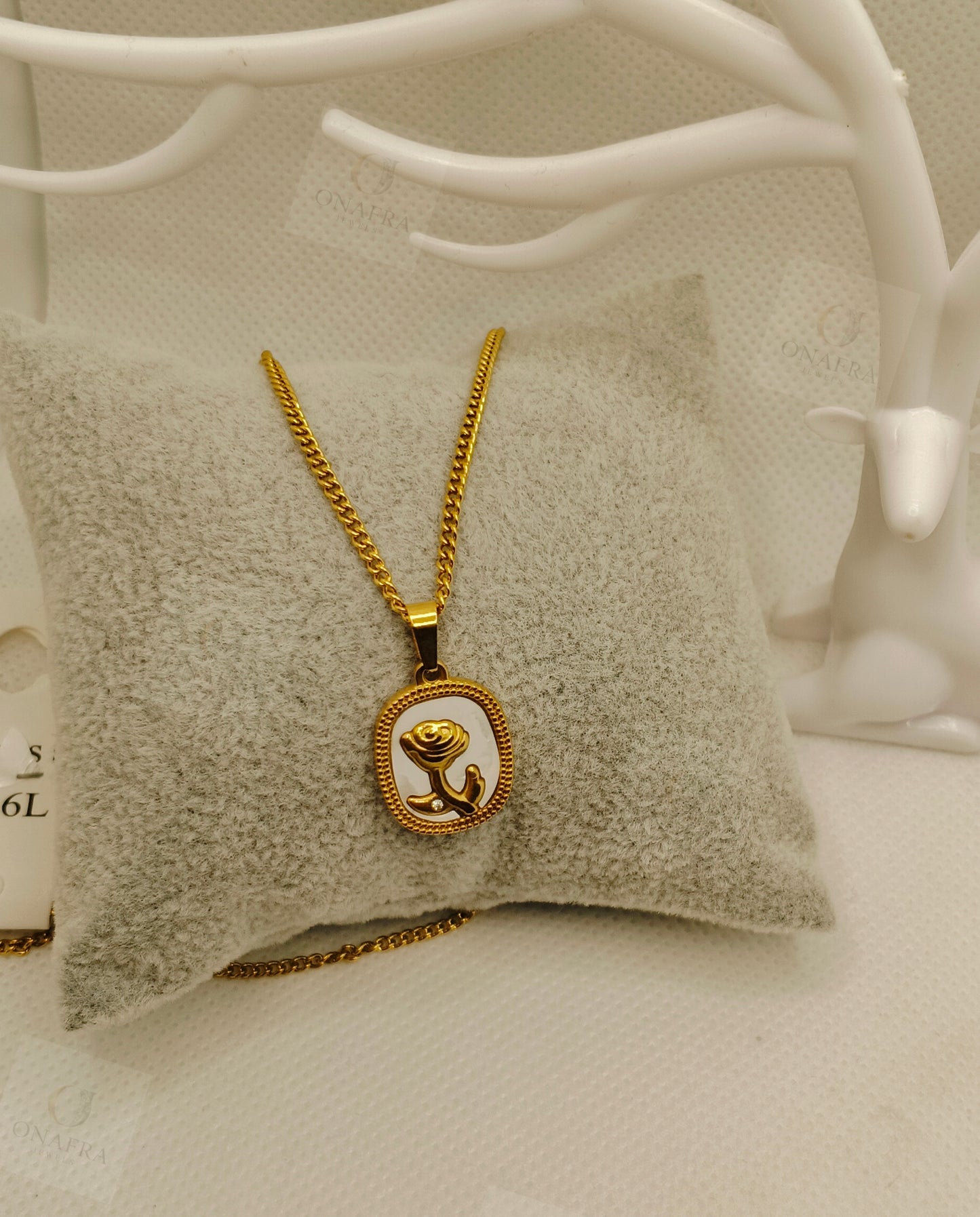 White and Gold Color Necklace